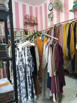 Jaga toko baju busana muslim