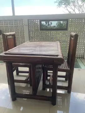Meja dan kursi bambu