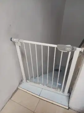 Pagar pintu tangga utk menjaga keselamatan anak bayi