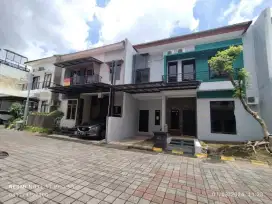 Di Jual Rumah Mewah 2 Lantai Dalam Perumahan Dekat Hyatt Palagan