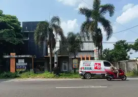 Disewakan bangunan 3 lantai pinggir jlan palagan
