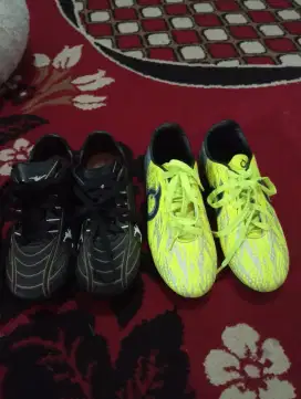 Dua pasang sepatu bola anak sd