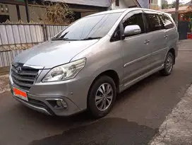 Innova 2.0 V A/T 2015 (top condition)