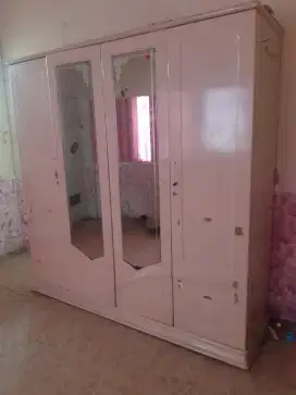 Lemari pakaian besar