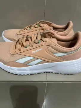 Sepatu olahraga reebook