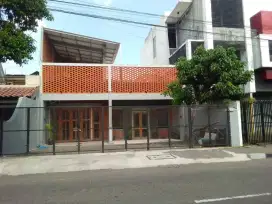 Disewakan cafe cocok buat restoran, lebar muka 9 meter, lt300m, lb250m