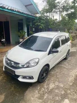 Mobilio type s thn 2016 warna putih