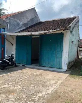 Toko Pinggir Jalan Raya