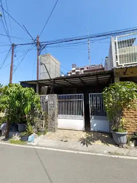 RUMAH MEWAH DALAM.KAMPUNG BELAKANG ARAYA