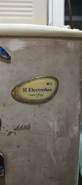 Elektrolux 2 pintu tinggi 1,5 meter