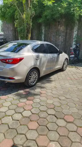 Dijual Mazda 2 Sedan A/T 2022 Silver – KM 6.000 Asli! Seperti Baru