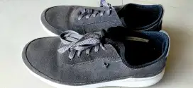 Sepatu olahraga Playboy ukuran 39