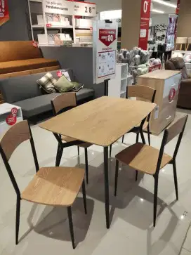 Meja makan layana