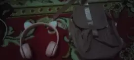 Tas ransel wanita dan headset bluetooth