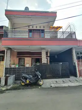 Rumah dua lantai, akses strategis, tengah kota