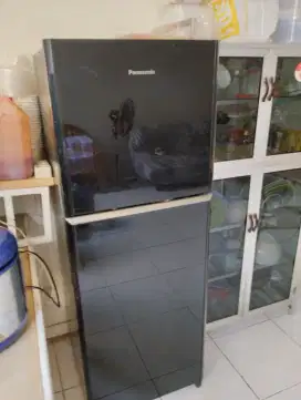 Di jual kulkas 2 pintu merk panasonic