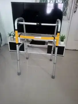 Walker alat bantu jalan