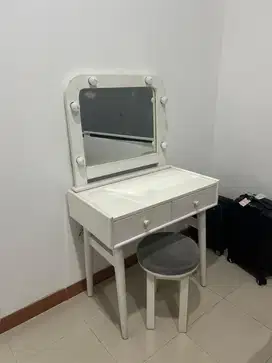 Meja rias bekas