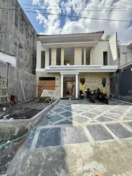 RUMAH MEWAH 2 LANTAI DENGAN TANAH LUAS ISTIMEWA DI JALAN PALAGAN KM 7