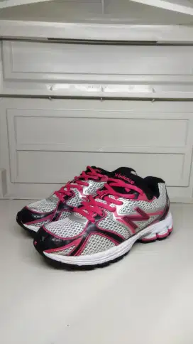 NEW BALANCE 880 V2 SIZE 35