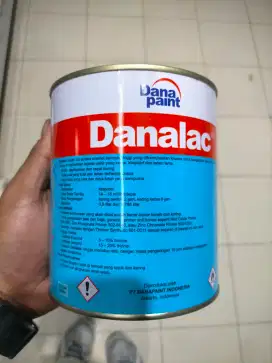 Cat kayu dan besi