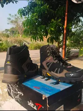 Sepatu Gunung SNTA