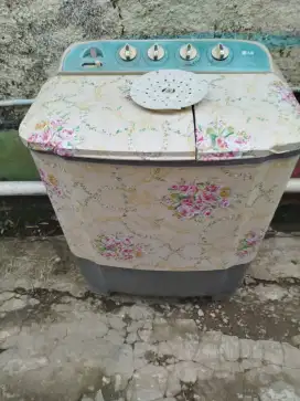 Bismillah d jual mesin cuci 2tabung merek LG