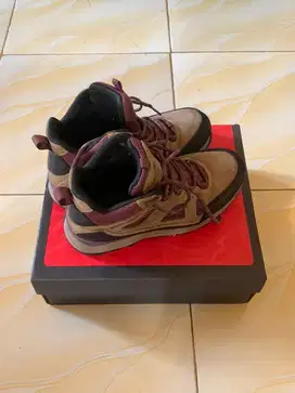 Preloved Sepatu Gunung Wanita Eiger WS X-Tyranno 1.0 Boots