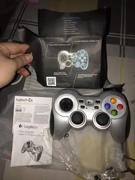 Logitech F710 Gamepad Wireless untuk PC dan Android TV