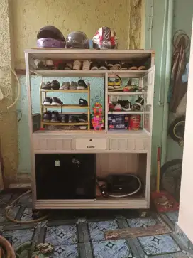 Etalase bekas dagang