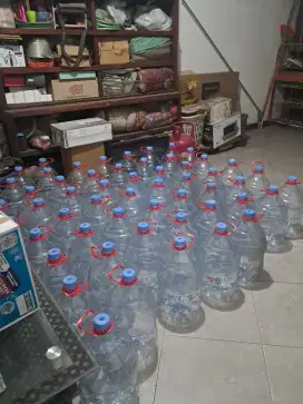 Galon le mineral bekas