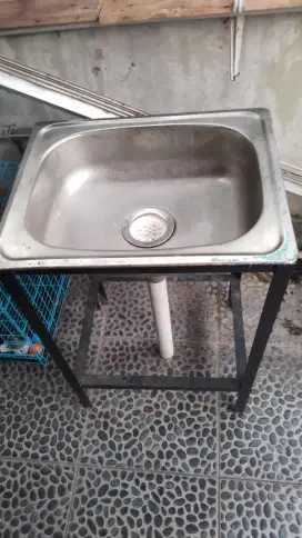 Wastafel portabel lengkap dengan pipa