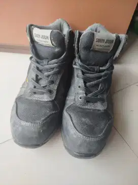 Sepatu safety jogger