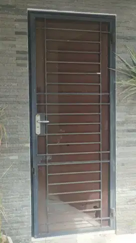 Besi Teralis Pengaman Dobel Pintu Rumah.