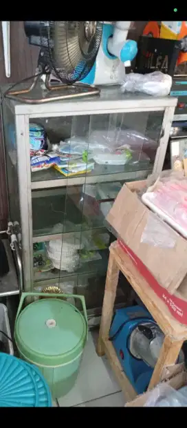 Etalase kaca sedang