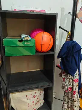 Rak kayu susun warna hitam