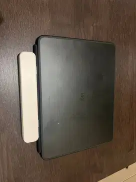 iPad Pro M4 13 Inch 256 GB + Logitech Keyboard + Apple Pencil Pro