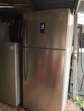 Kulkas 2 pintu jumbo merk MODENA