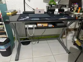Meja kaca tebal