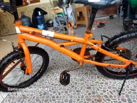 Sepeda BMX ukuran 18