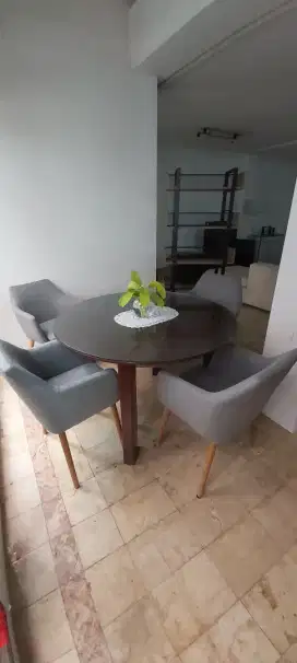 Meja makan bulat kayu
