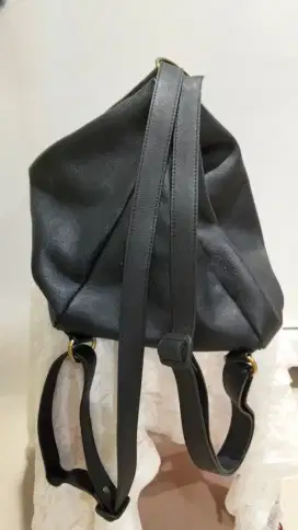Tas ransel hitam besar