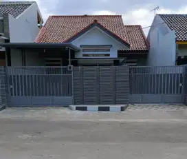 RUMAH Lokasi strategis di jalan utama dekat jalan raya
