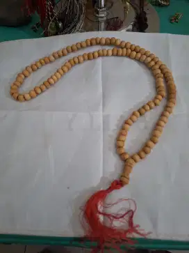 Tasbih kayu branded 
Digunakan untuk berdzikir 
Limited edition 
Baran
