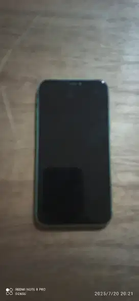 iPhone 11 kondisi matot, casing belakang pecah