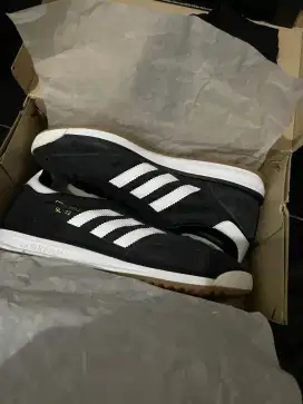 Sepatu adidas sl72 rs