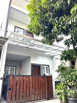 DIJUAL RUMAH 3 LANTAI MINIMALIS SIAP HUNI DI ROYAL RESIDENCE  JAK-TIM