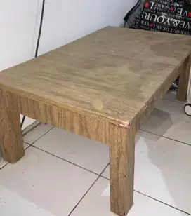 Meja kayu pendek