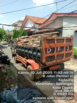 Buang puing dan sampah proyek sawangan Depok