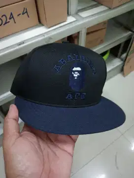 Topi snapback ape
